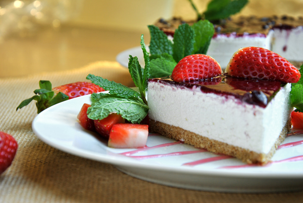 cheesecake with strawberries by Luis Mario Hernandez Aldana on 500px.com