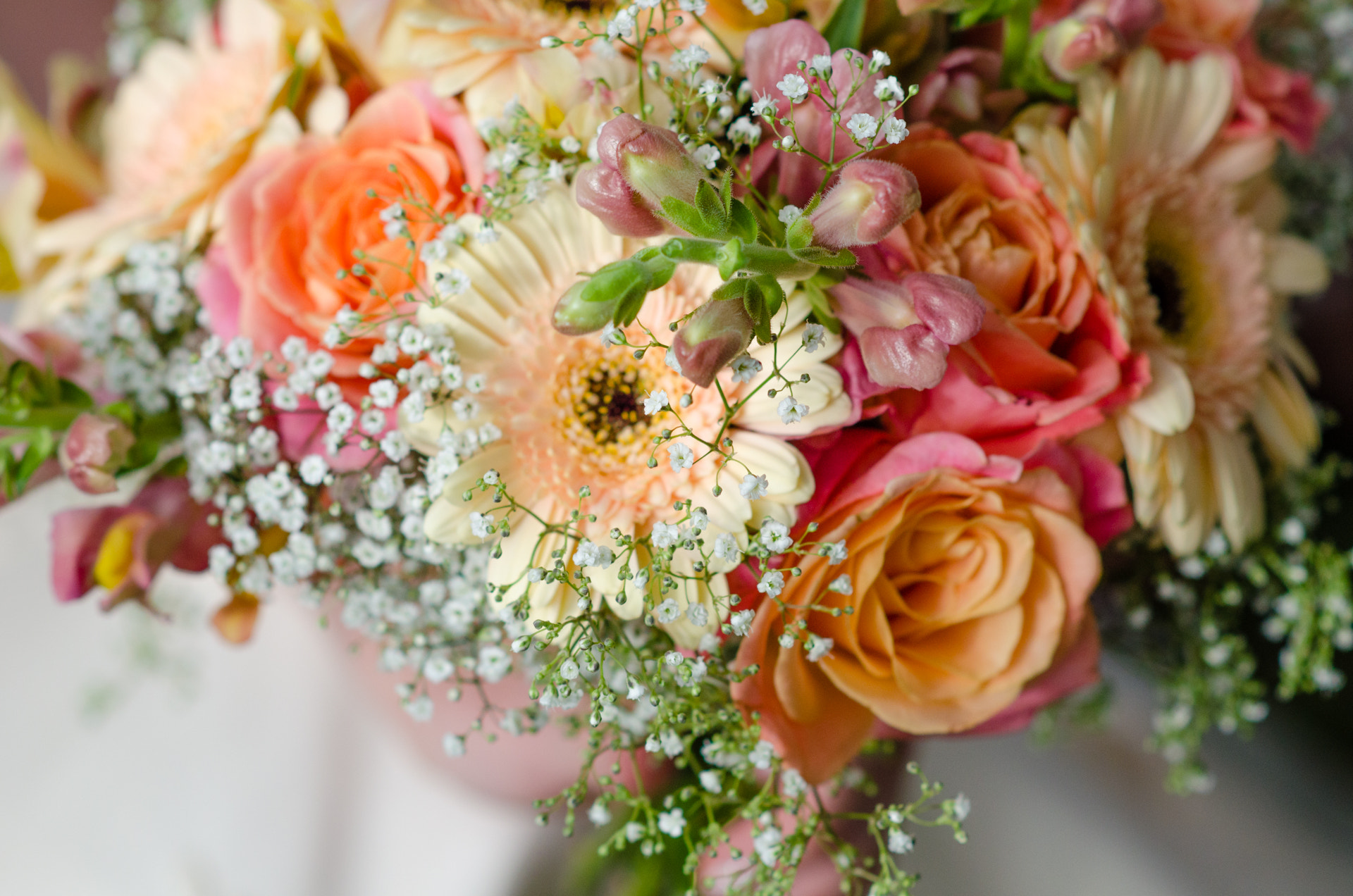 Nikon D5100 + Nikon AF-S Nikkor 85mm F1.8G sample photo. Wedding flowers photography