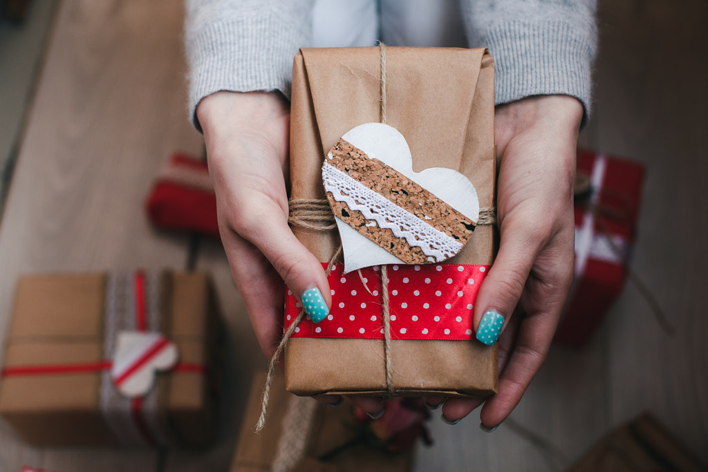 A gift in their hands, many on the ground by Oleksii Hrecheniuk on 500px.com