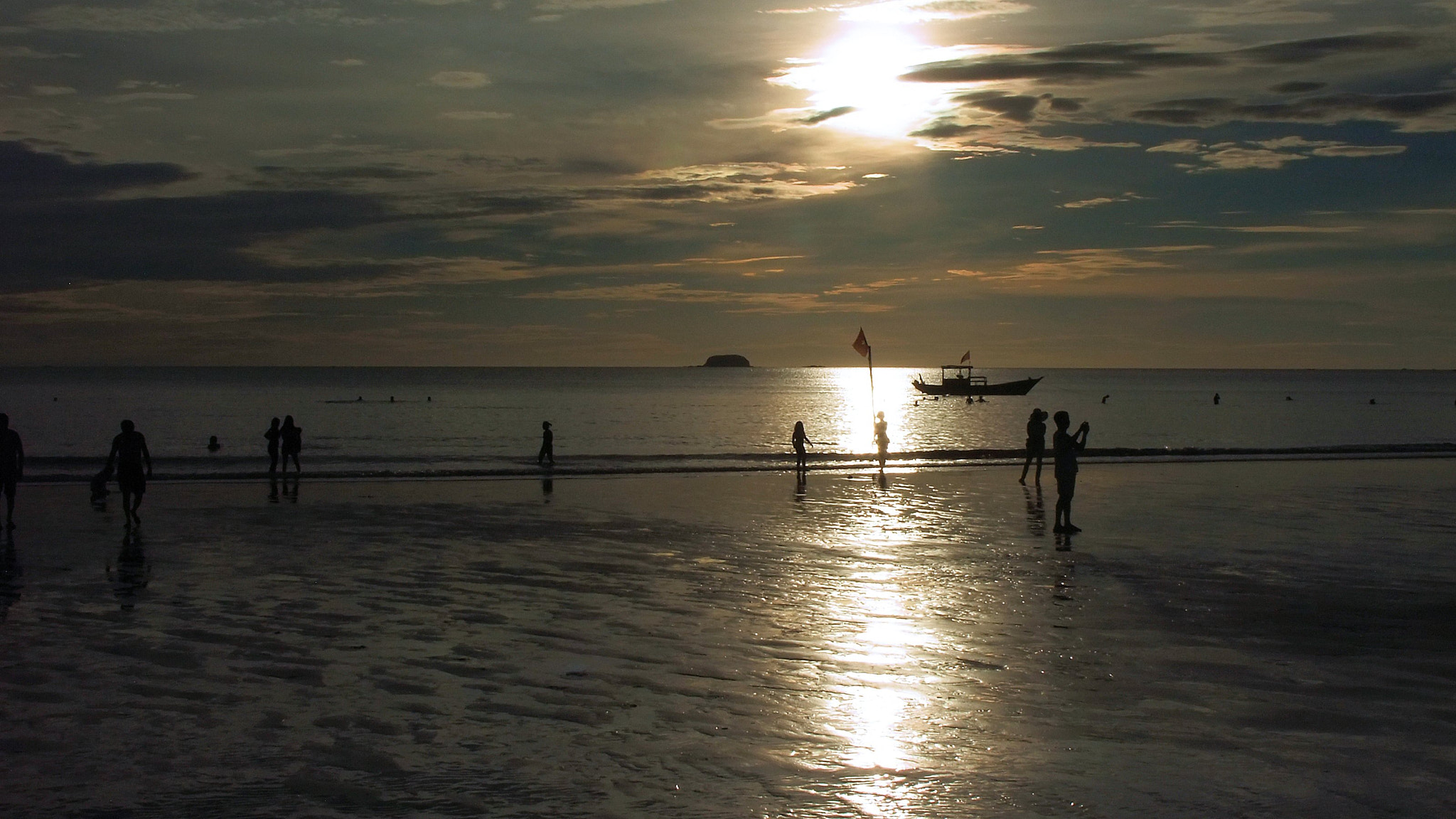 Early morning at Thien Cam beach