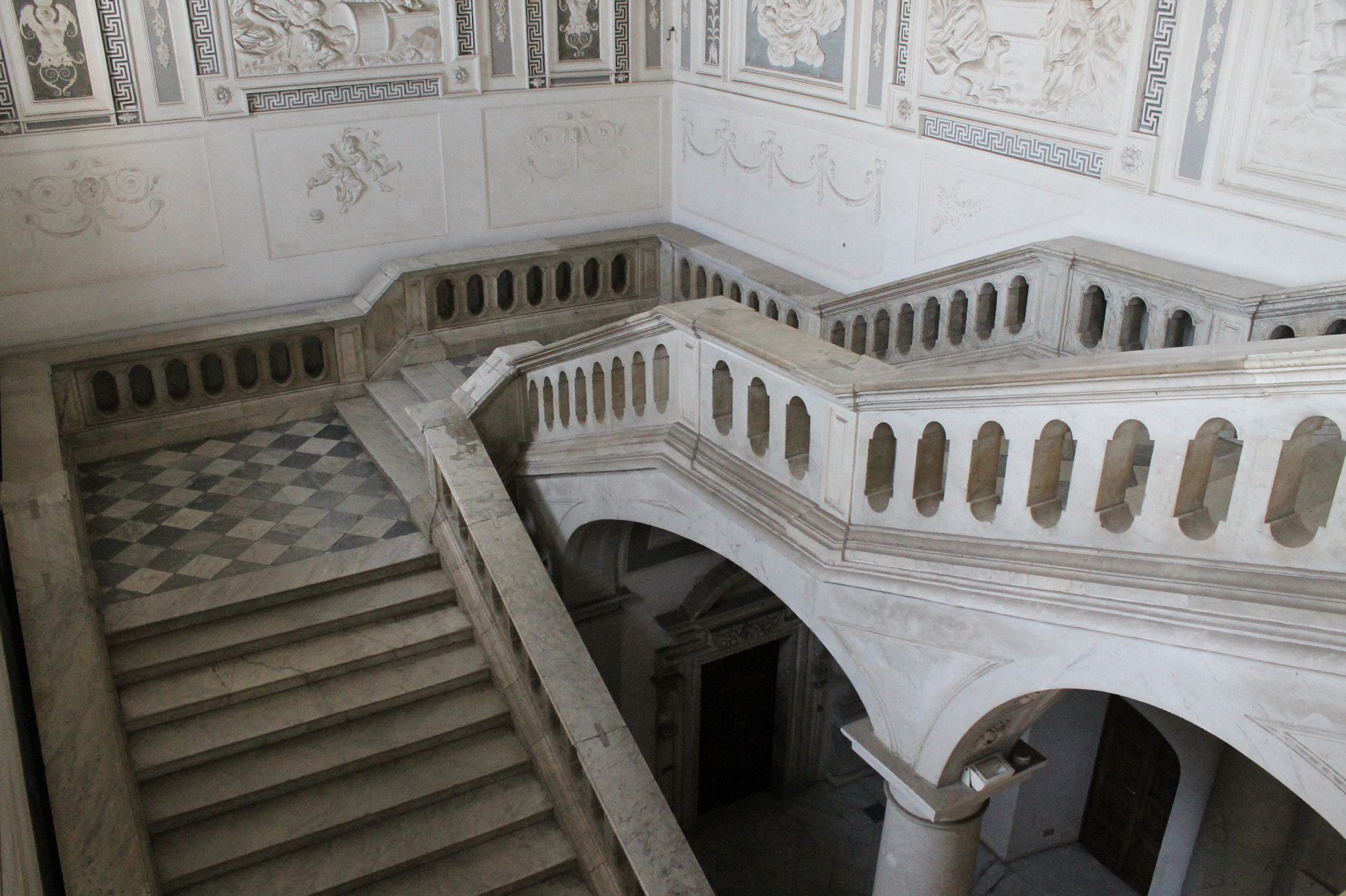 c'è chi scende e c'è chi sale