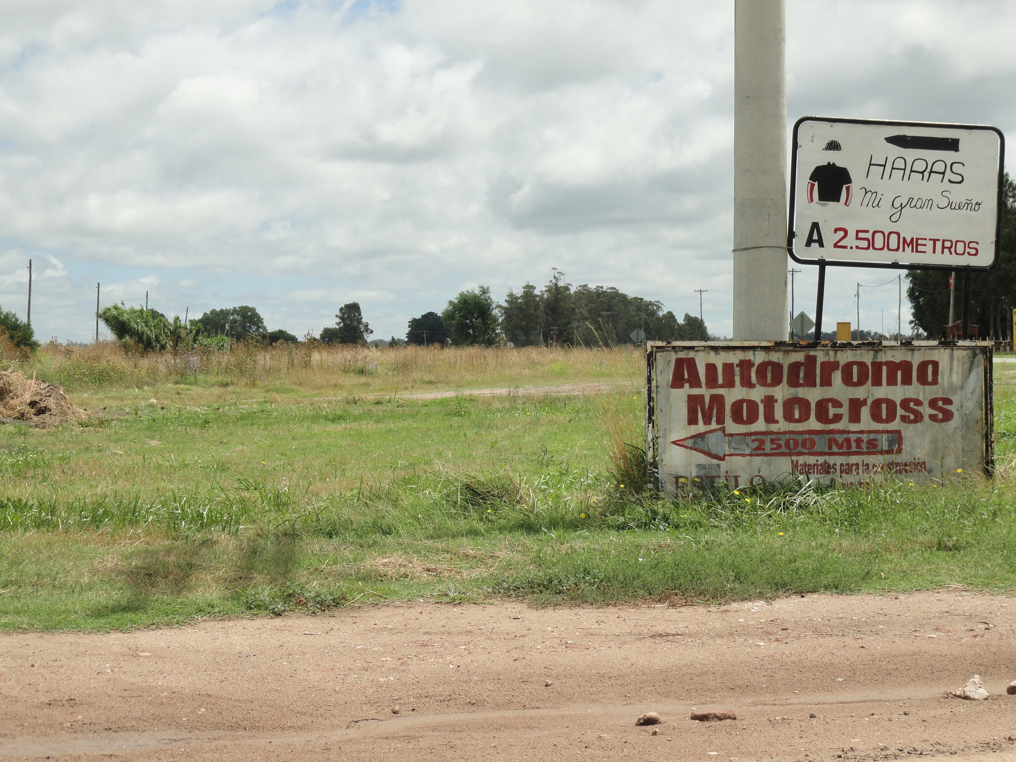 Cartel en calle de acceso desde ruta
